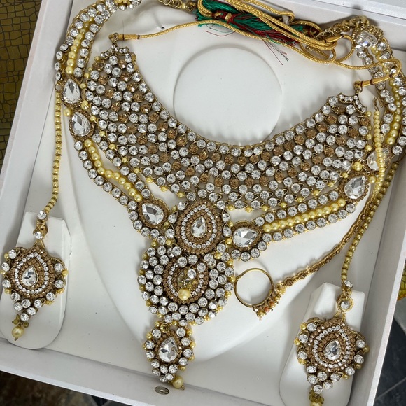 TRADITIONAL HINDU WEDDING JEWELRY SET - Picture 3 of 8